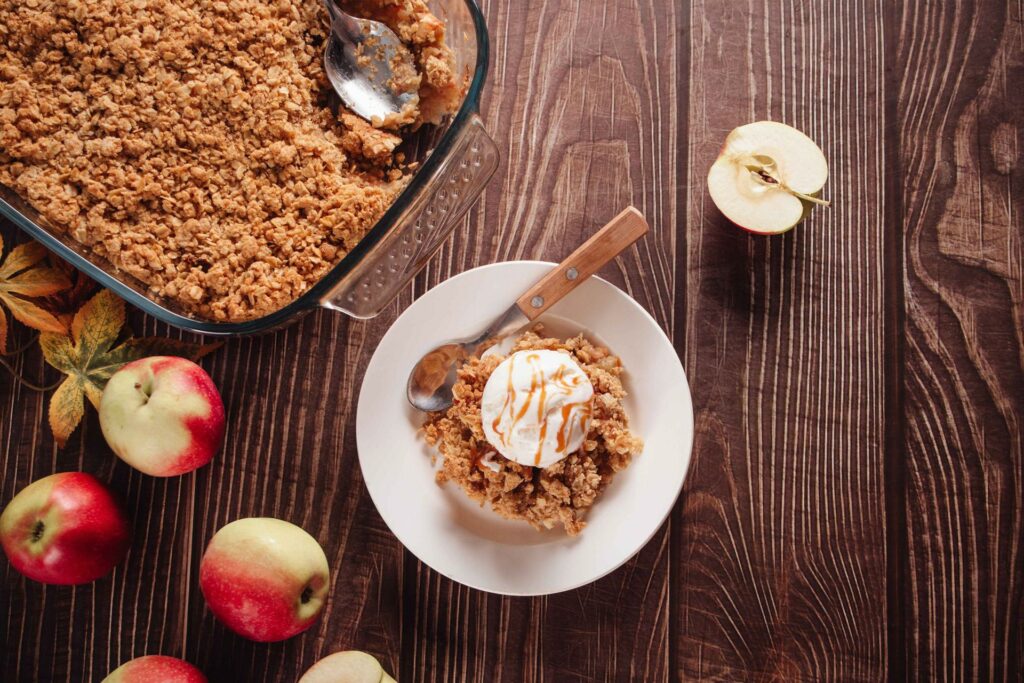 Apple crumble με μήλα, παξιμάδια λαδιού Κυθήρων και καρύδια