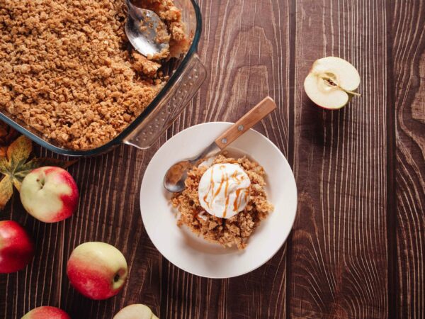 Apple crumble με μήλα, παξιμάδια λαδιού Κυθήρων και καρύδια