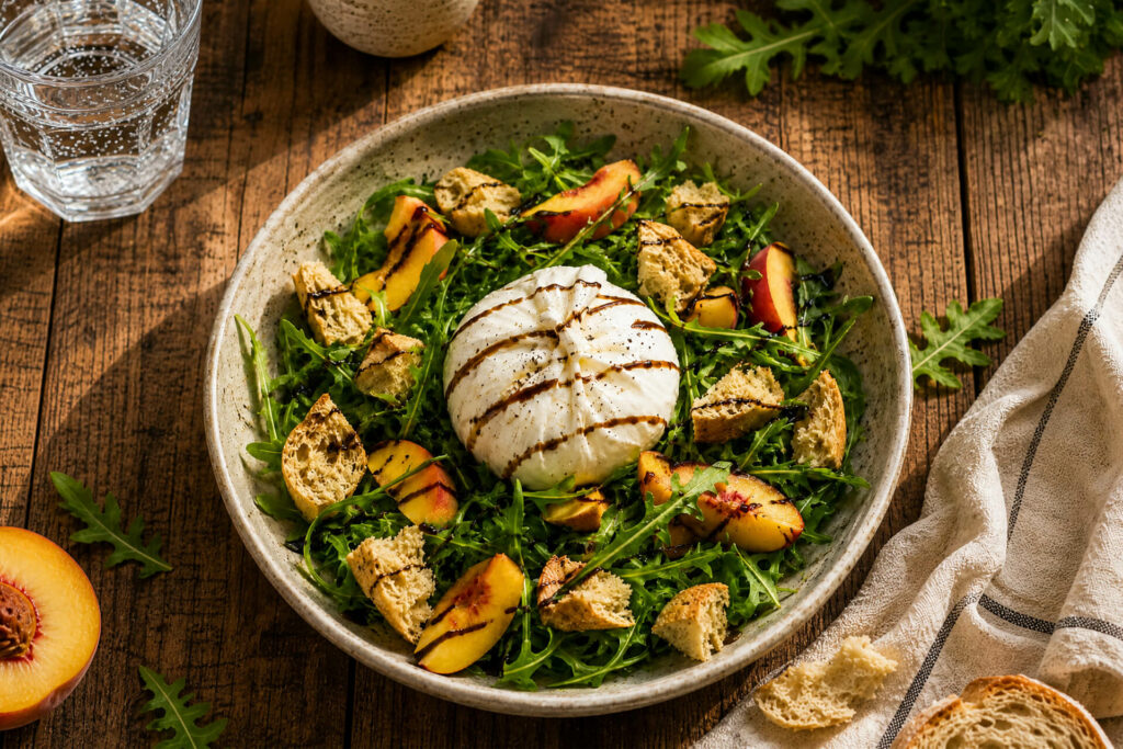 Σαλάτα με ροδάκινο, burrata, ρόκα και τραγανά Ντακάκια Λαδιού με προζύμι